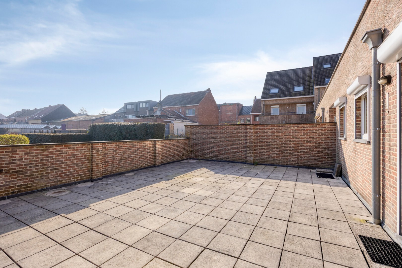 Gelijkvloers appartement met 3 slpk., ruim terras en ondergrondse garagebox in hartje Leopoldsburg 