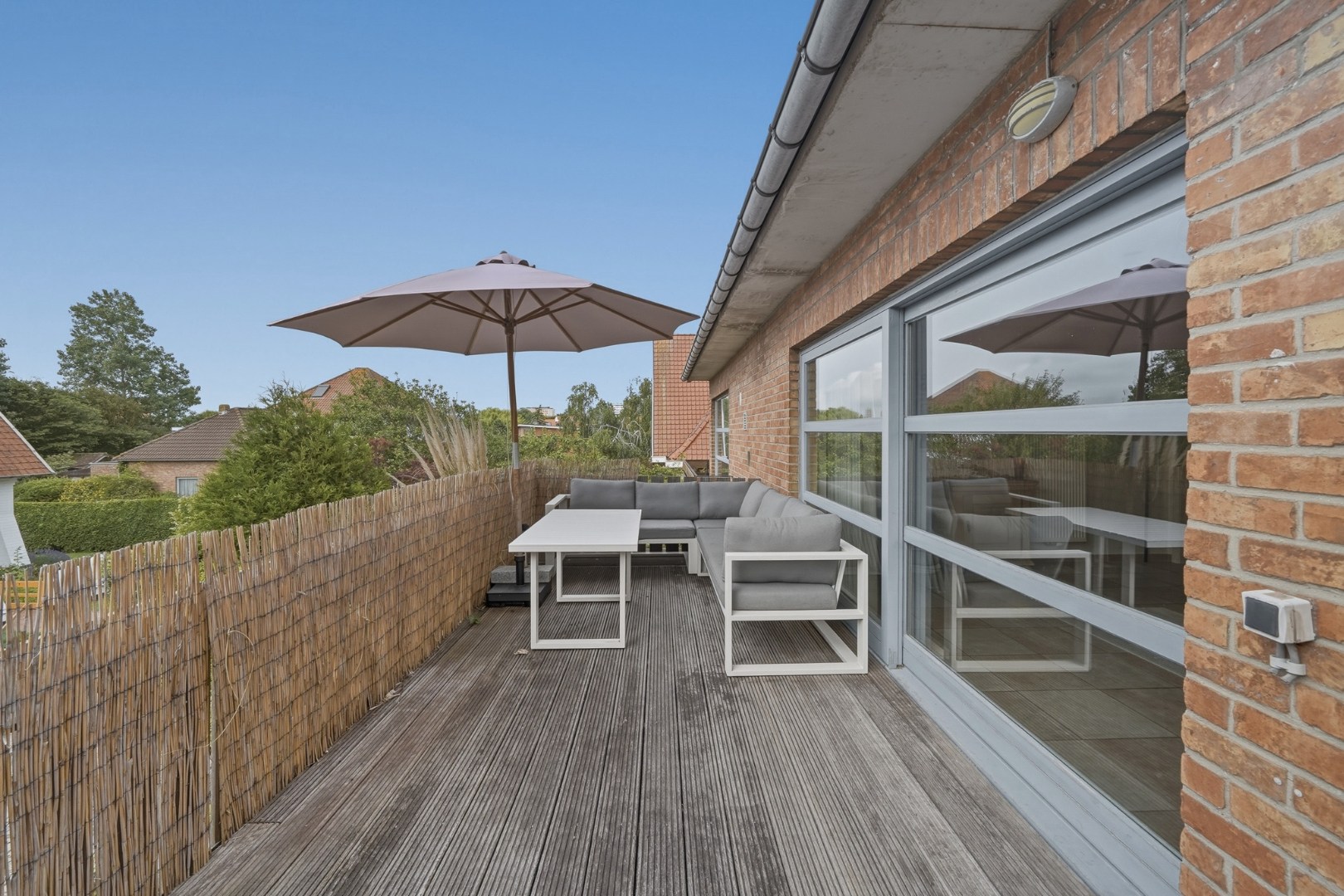 Duplex-appartement van 165 m² met garage, carport en zonnig terras in de Vicognewijk 