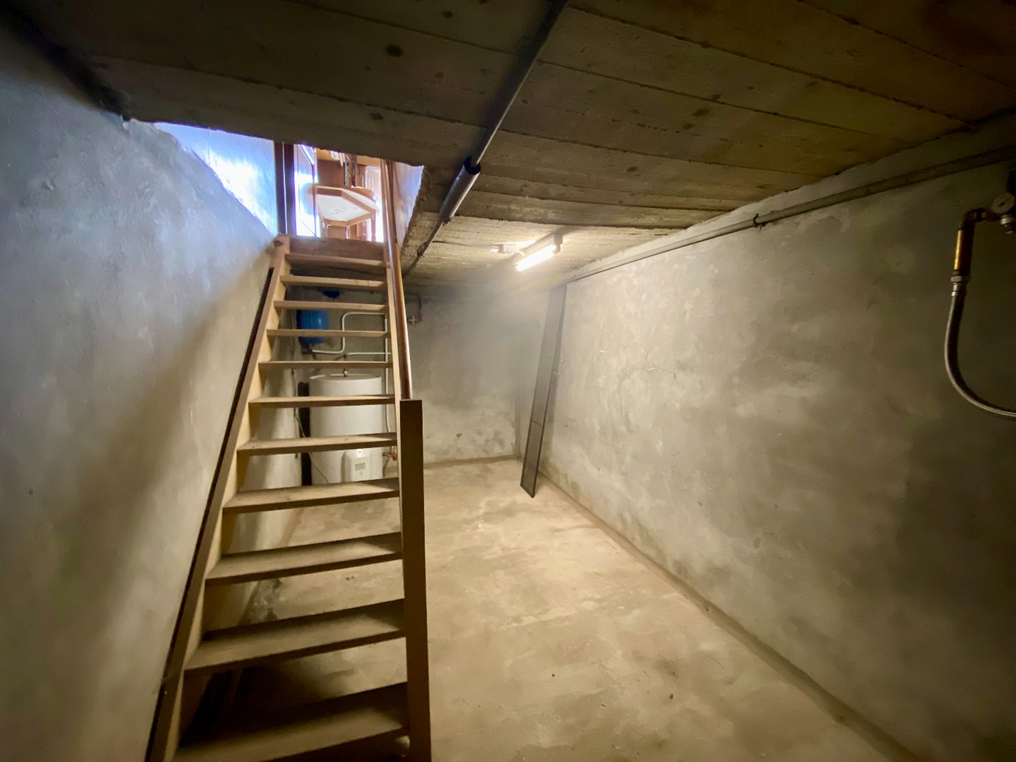 Zeer goed gelegen te renoveren gezinswoning met tuin en garage op 245 m²! 