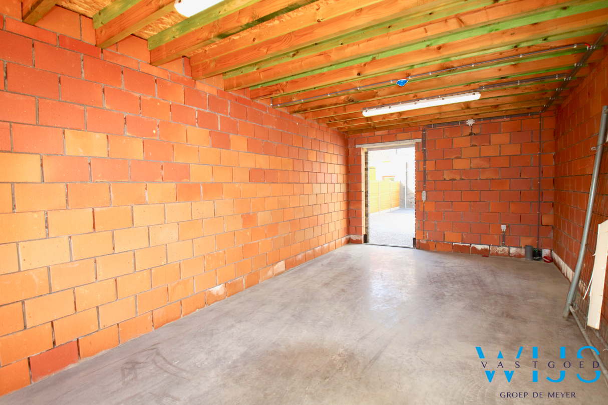 Instapklaar GELIJKVLOERSAPP. met tuin &amp; garage te Zelzate ! 