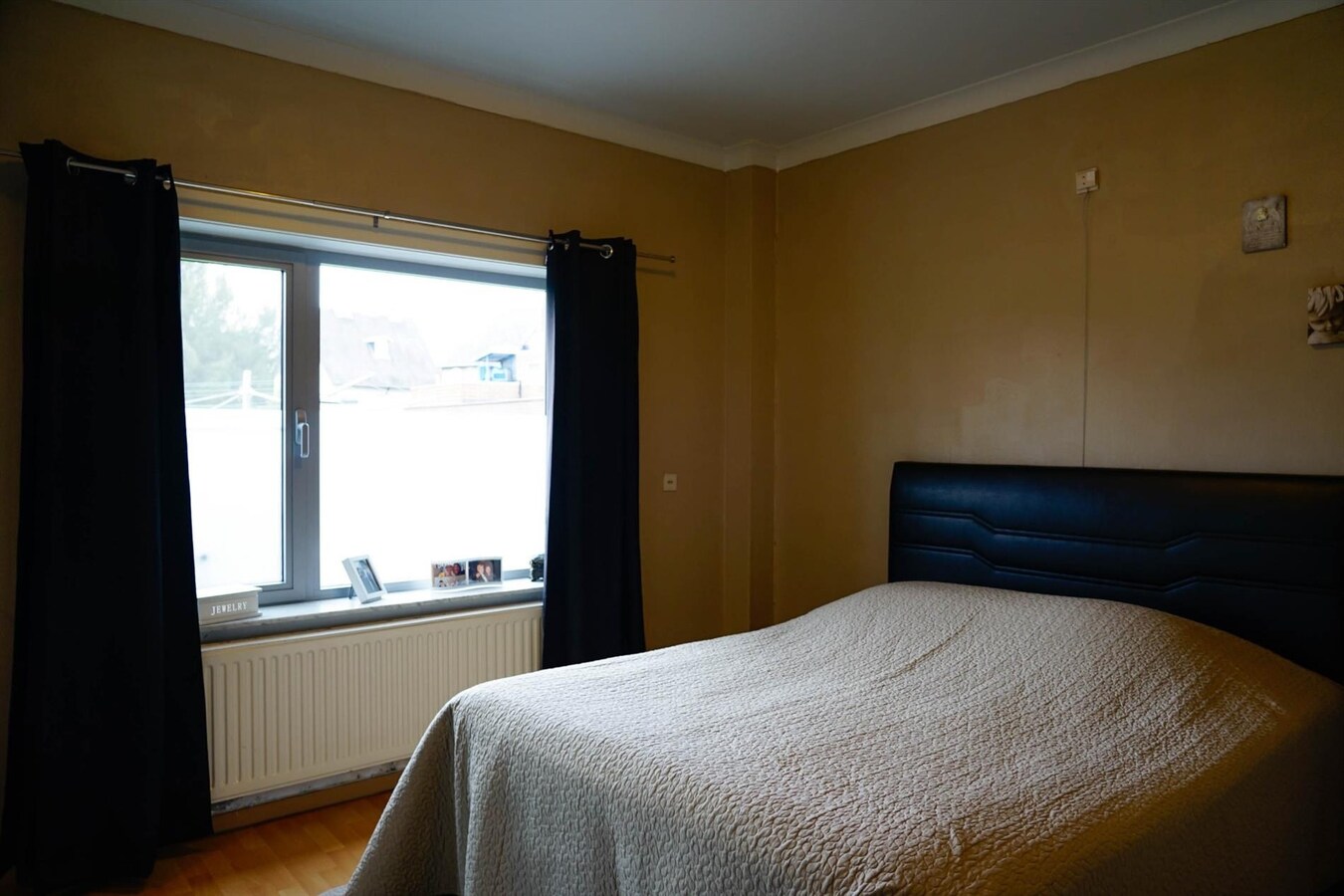 Handelsgelijkvloers met 2 winkels, kantoren, parking 