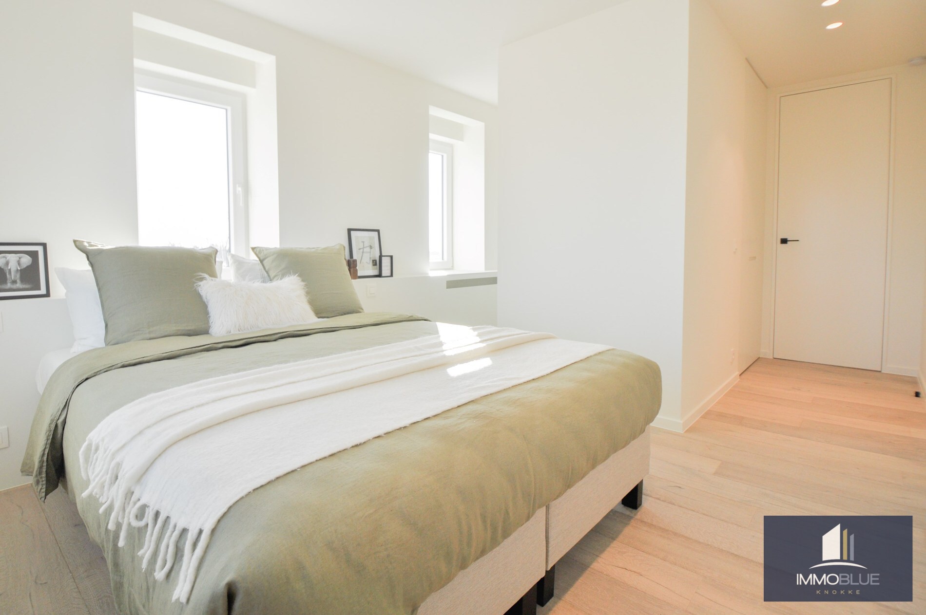 Appartement entièrement rénové et situé au calme, offrant une vue magnifique sur le Zegemeer. 