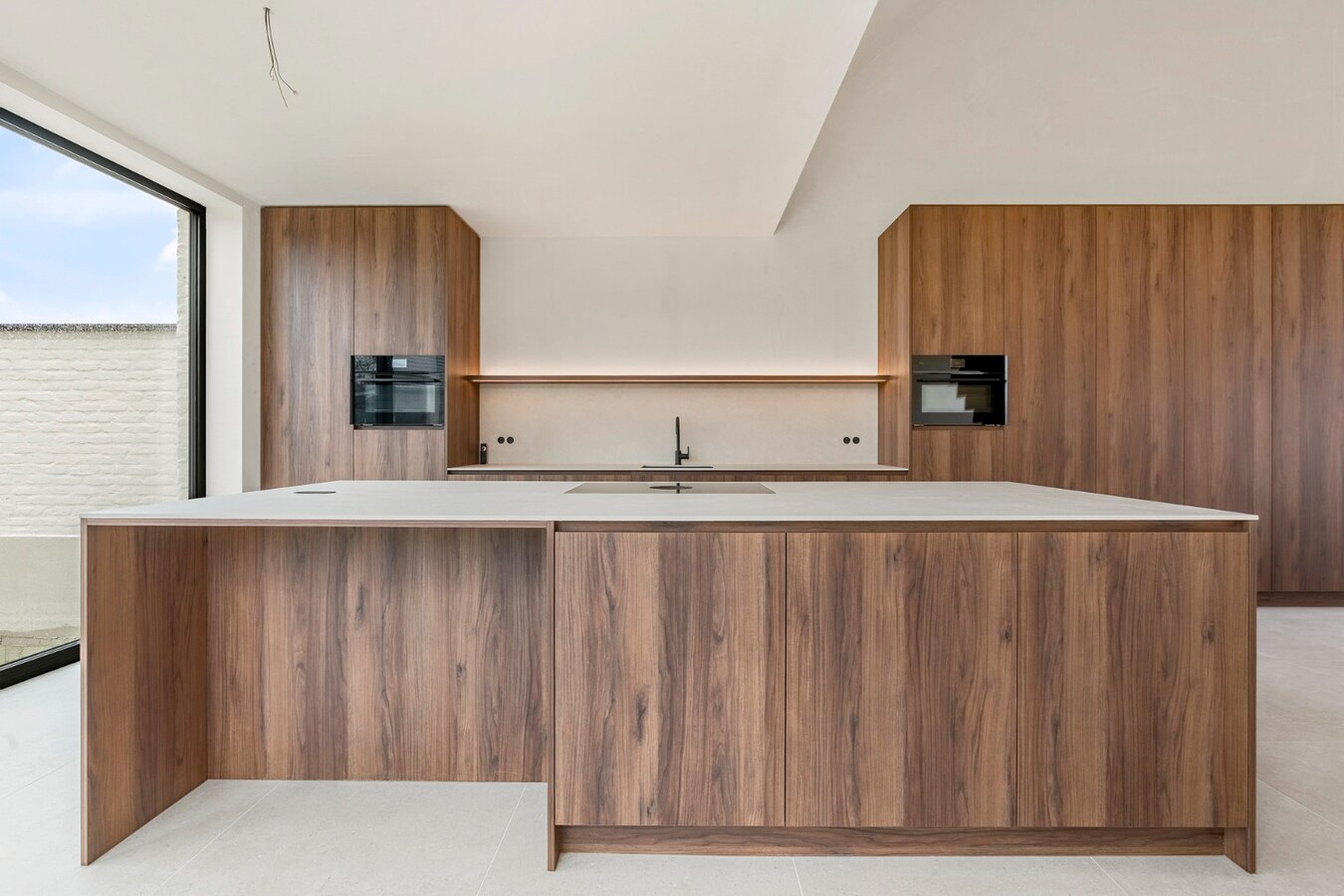 Exclusieve, volledig afgewerkte halfvrijstaande woning na transformatie van bestaande hoeve naar 2 BEN-woningen! 