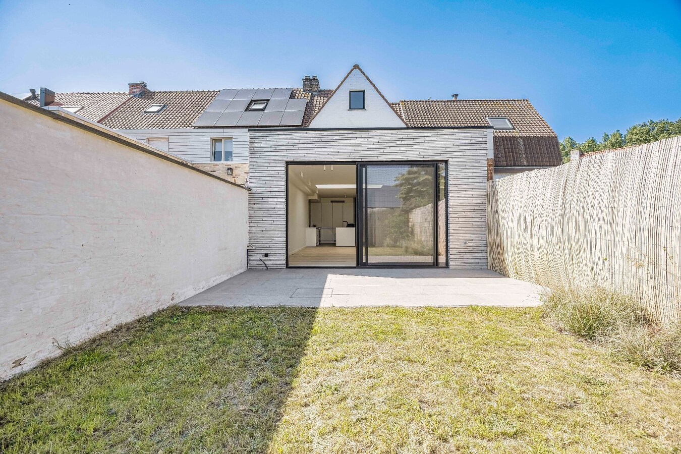 Top gerenoveerde en energiezuinige gezinswoning in het hart van Heist. 