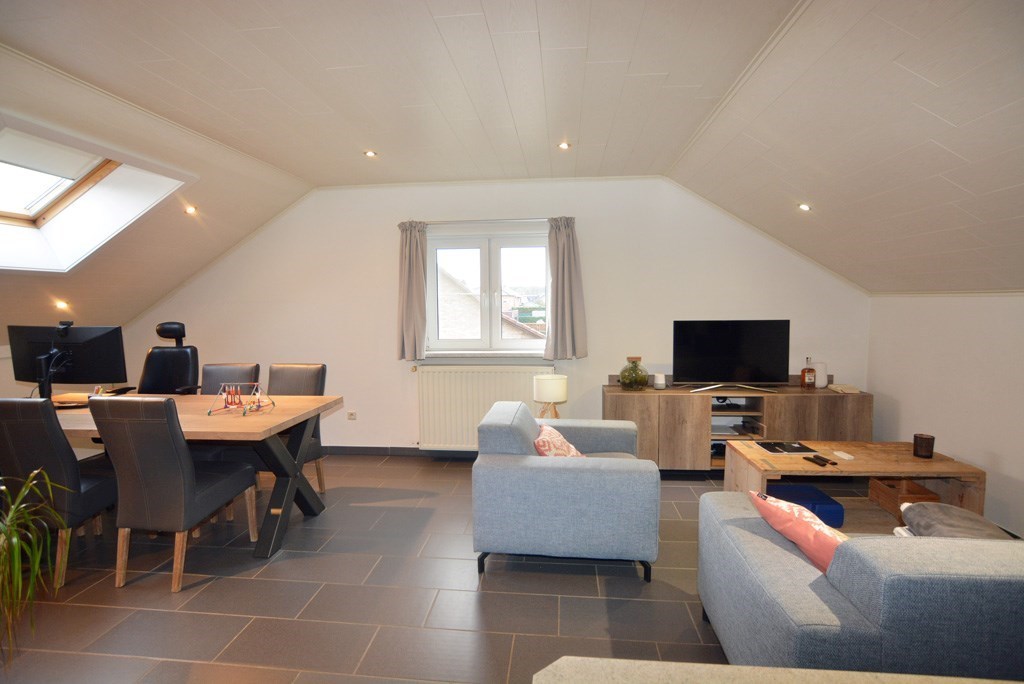Instapklaar appartement met 2 slpks en tuintje. 