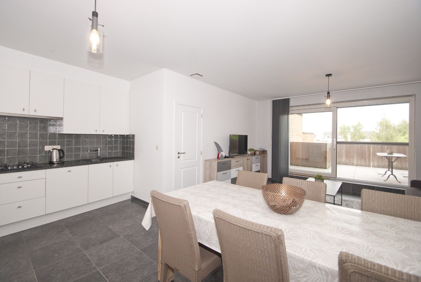 Instapklaar appartement met lift - 1 slpk, terras, 2 parkings 