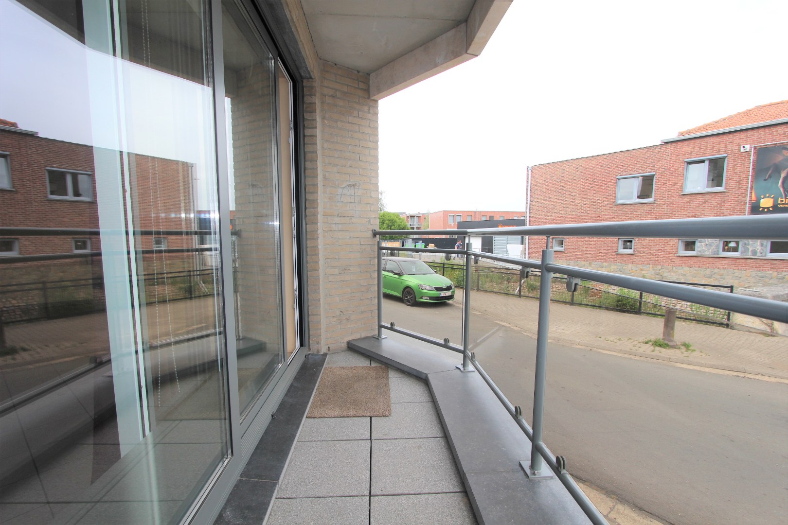 GELIJKVLOERS APPARTEMENT MET GARAGE 