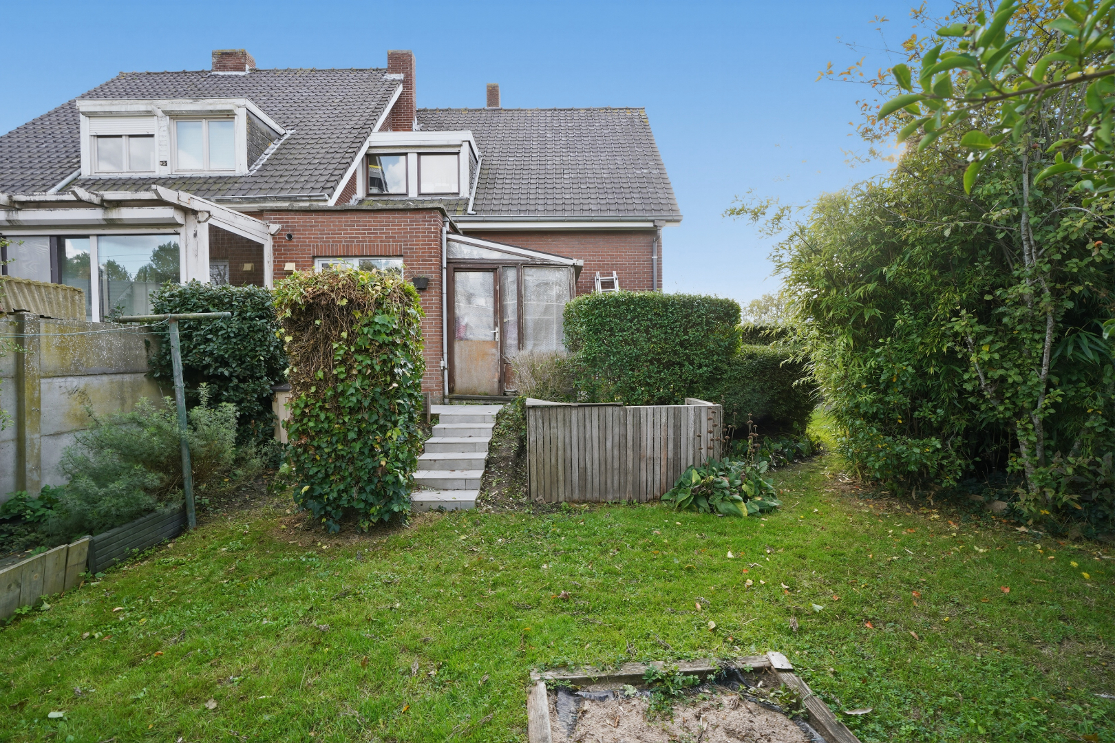 Halfopen woning met zongerichte tuin vlak bij het centrum van Veurne 