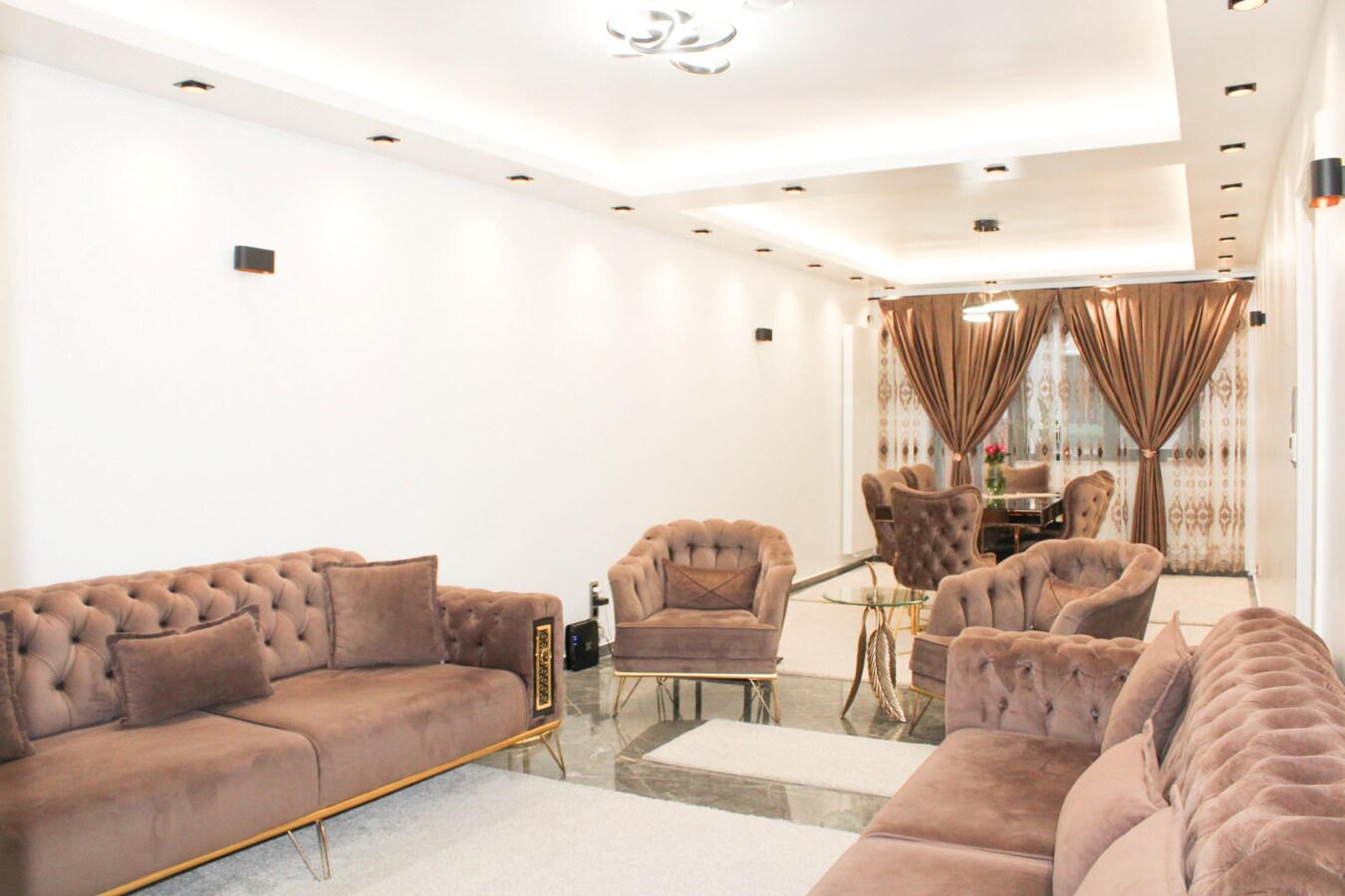 Instapklare woning in het hart van Sint-Niklaas met 5 slaapkamers en inpandige garage 