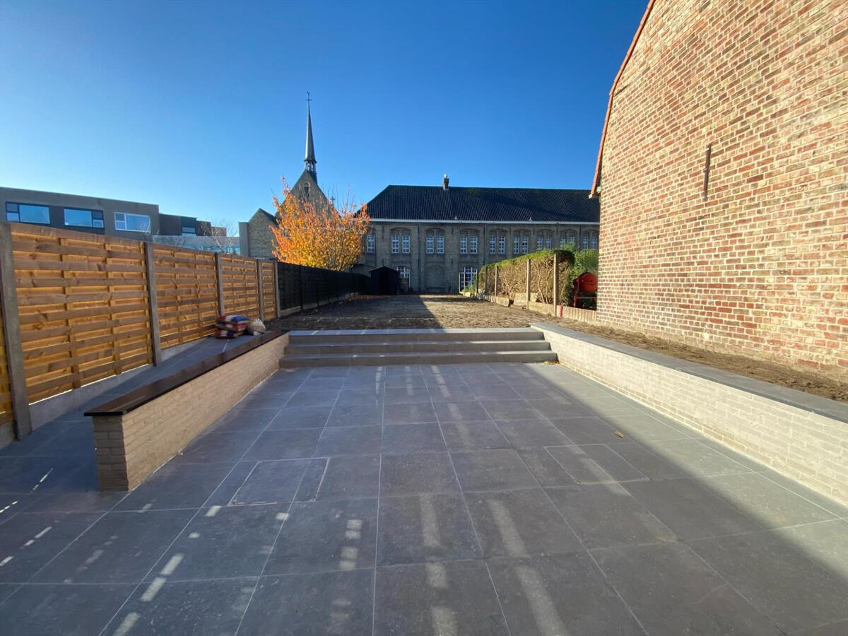 Volledig gerenoveerde woning met zonnige tuin, pal in het centrum van Merkem 