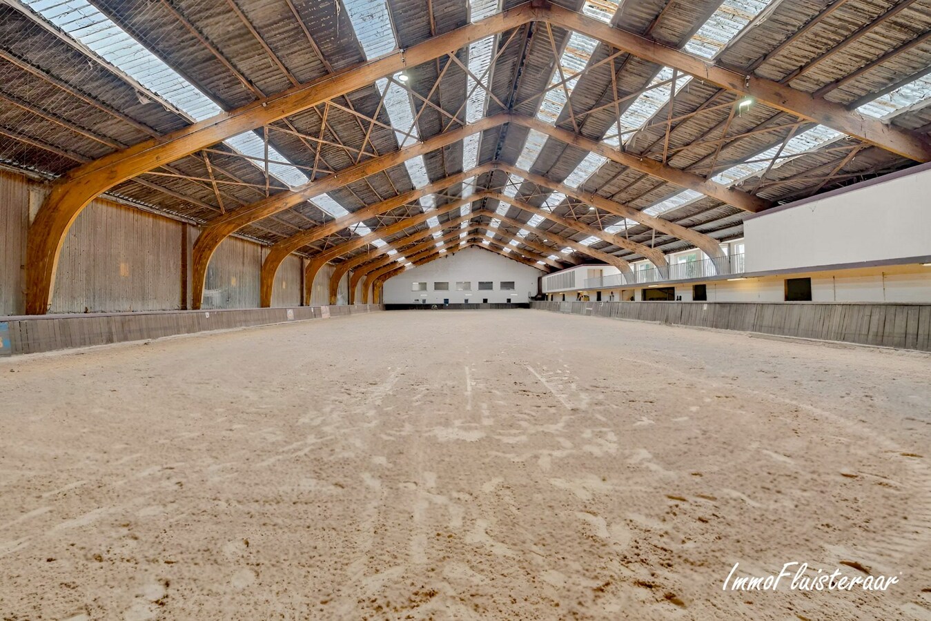 Unieke hippische accommodatie met 5 appartementen/studio’s op ruim 2,5 ha te Amougies (Henegouwen) 