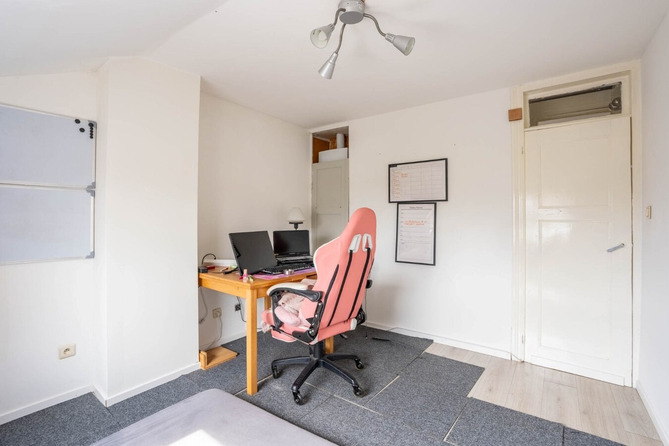 Een knusse rijwoning met tuintje en 3 slaapkamers, gelegen pal in het centrum van Maaseik. 