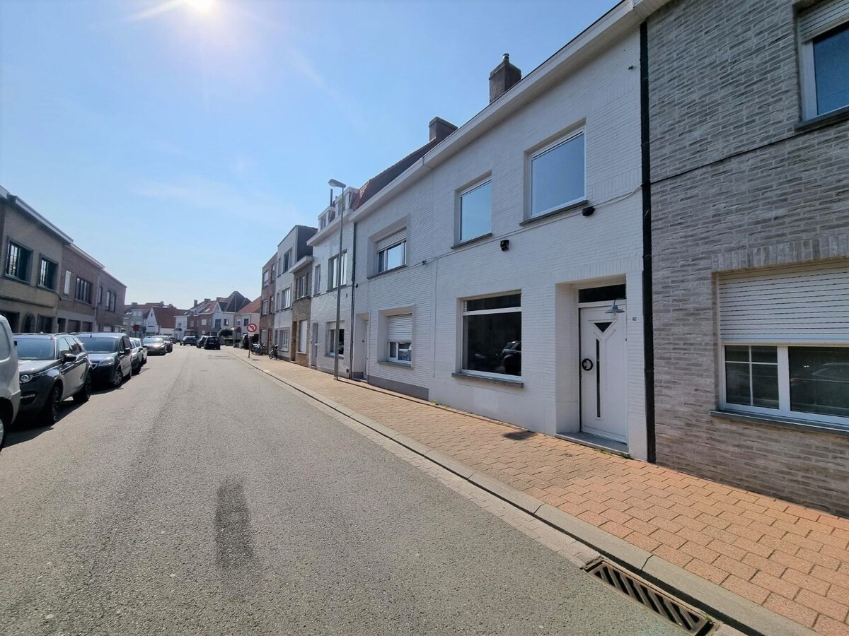 Zeer knappe woning met drie grote slaapkamers, tuin en mogelijk tot garage - Heist 