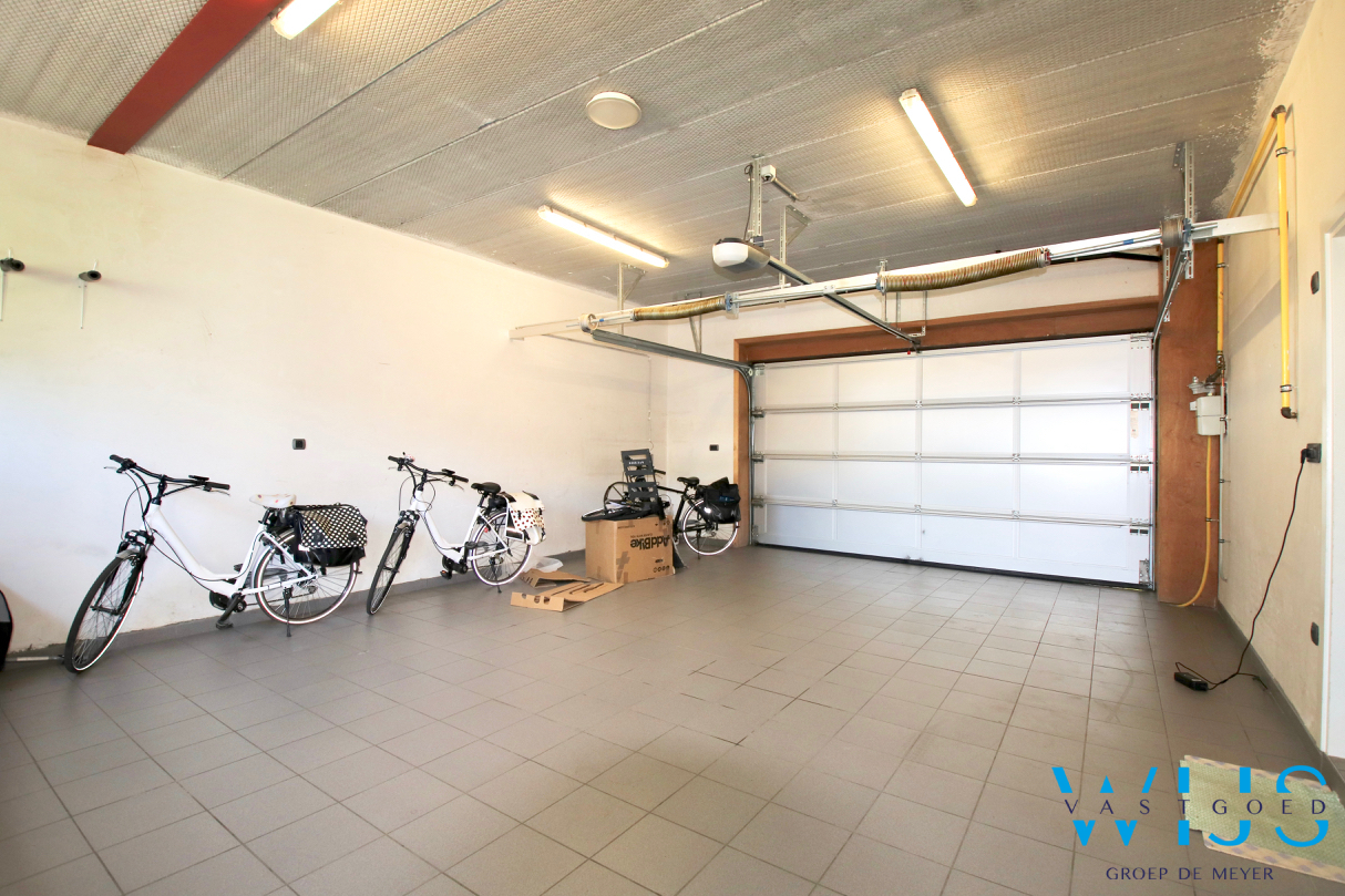 Karaktervol woonhuis met 5 slaapkamers &amp; prachtige tuin te CENTRUM Assenede ! 