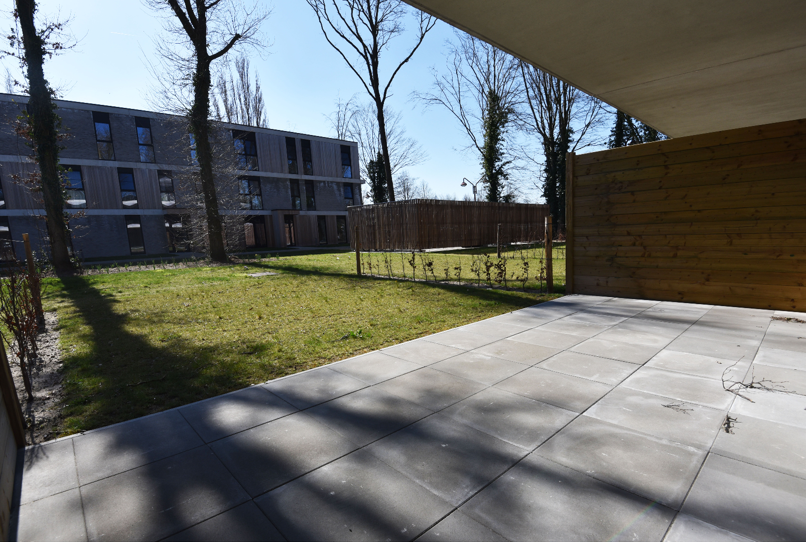 Nieuwbouw gelijkvloers app. met 2 slpks, tuin en terras te Adegem 