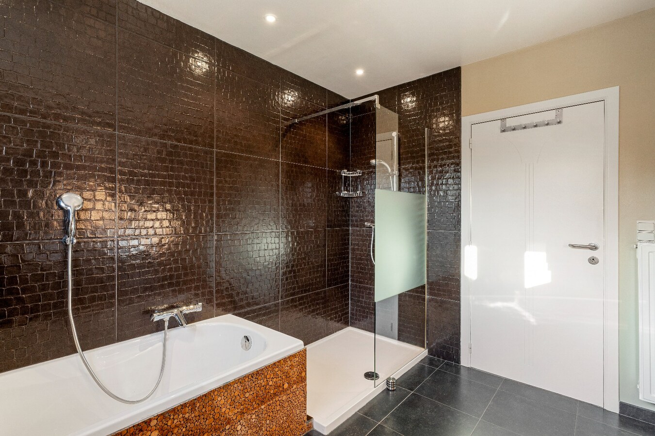 Duurzame, veelzijdige woning met karakter, energiezuinig comfort én prachtige tuin, op toplocatie. 