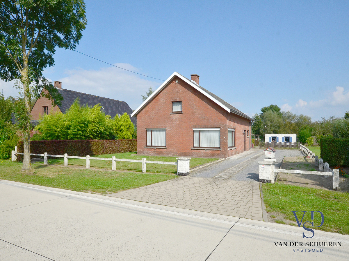 Op te frissen bungalow in doodlopende straat. 