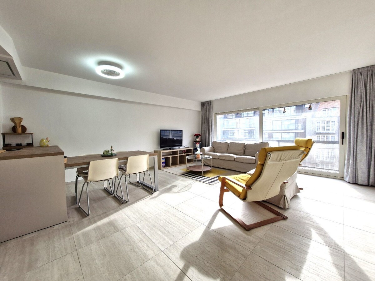 Gerenoveerd appartement aan de achterzijde van de zeedijk. 