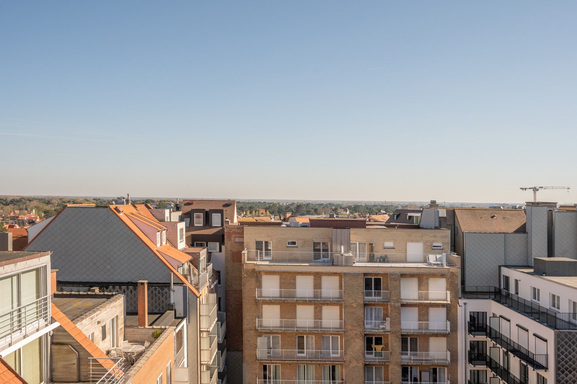 Prachtig gerenoveerd en instapklaar appartement met 3 slaapkamers en frontaal zeezicht, gelegen in een prestigieuze residentie op de zeedijk in het Zoute. 