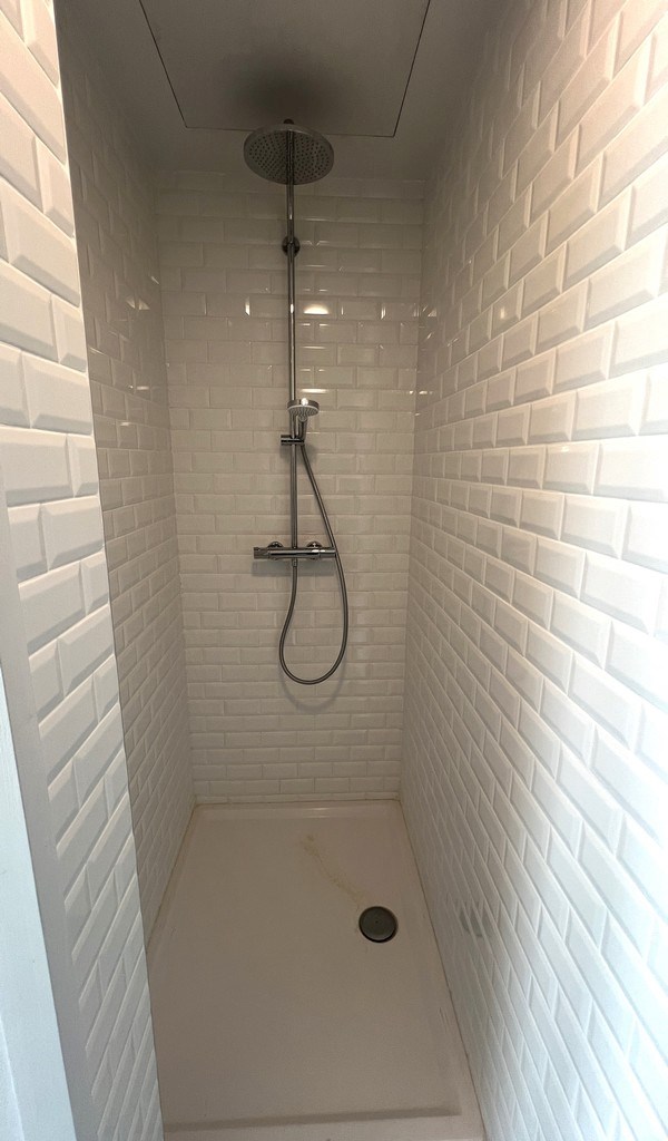 Recent bedrijfsgebouw met prachtige kantoren te huur in Lokeren