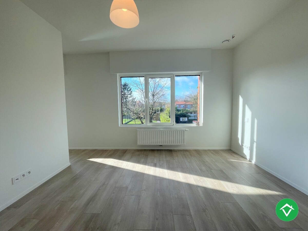 Ruime, gerenoveerde woning met twee slaapkamers te Roeselare 