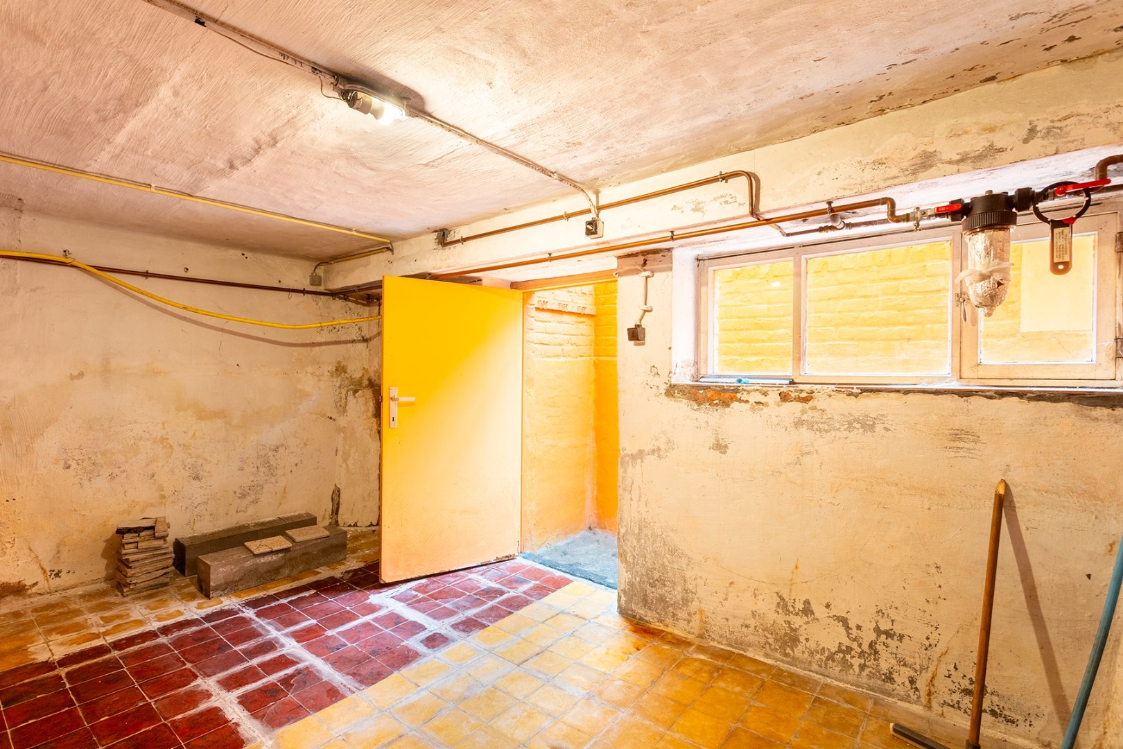 Halfopen gezinswoning met grote tuin en garage 