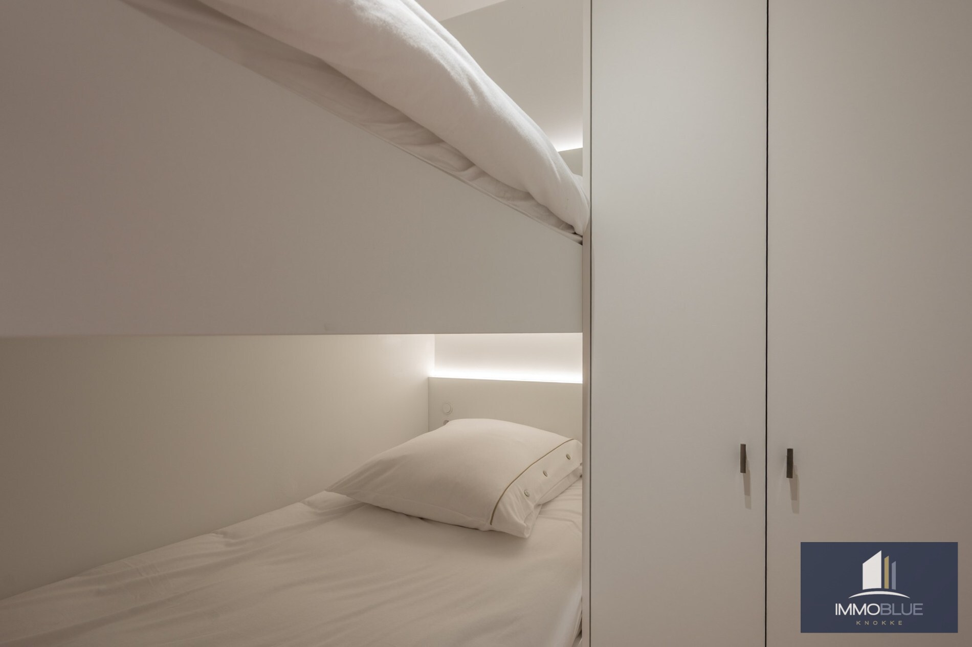 Stijlvol volledig gerenoveerd appartement in een vernieuwde residentie gelegen op een boogscheut van de zee en het commercieel centrum. 