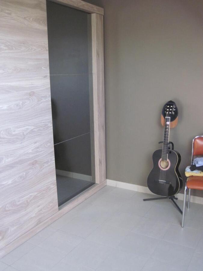 Degelijke woning met terras, tuintje én inpandige garage. 