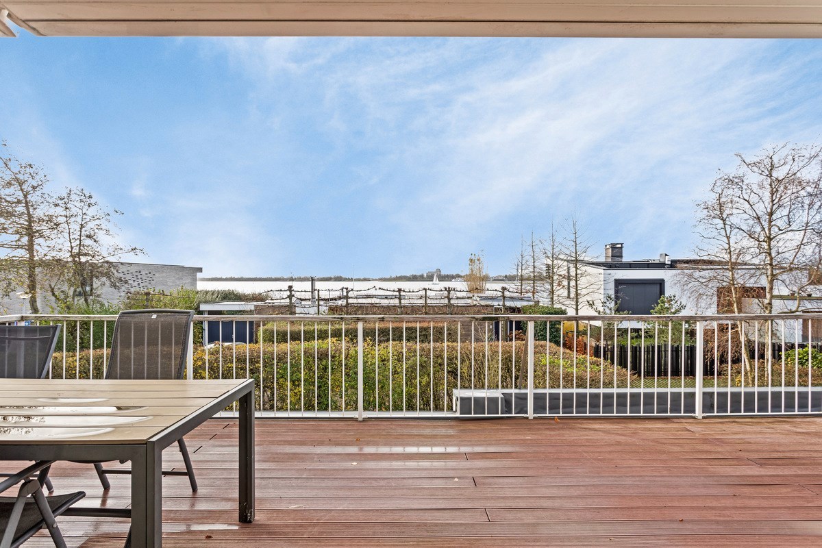 T.A. Makelaardij biedt aan: moderne architectonische vrijstaande villa met extra brede vrijstaande garage en royale private tuin rondom. 