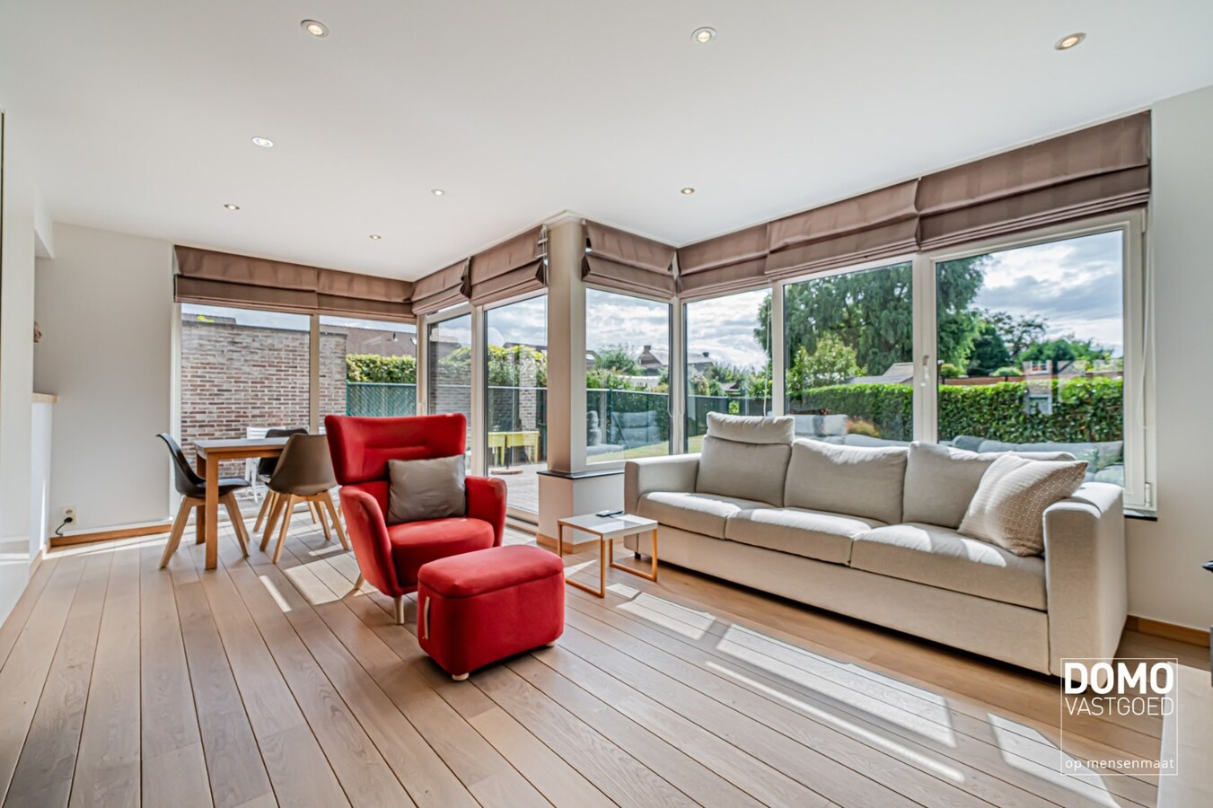 ZUIDWESTELIJK GEORIËNTEERDE DOORZONWONING MET LICHTRIJKE AANBOUW, GEZELLIGE TUIN EN RUIME GARAGE TE KURINGEN (HASSELT) 
