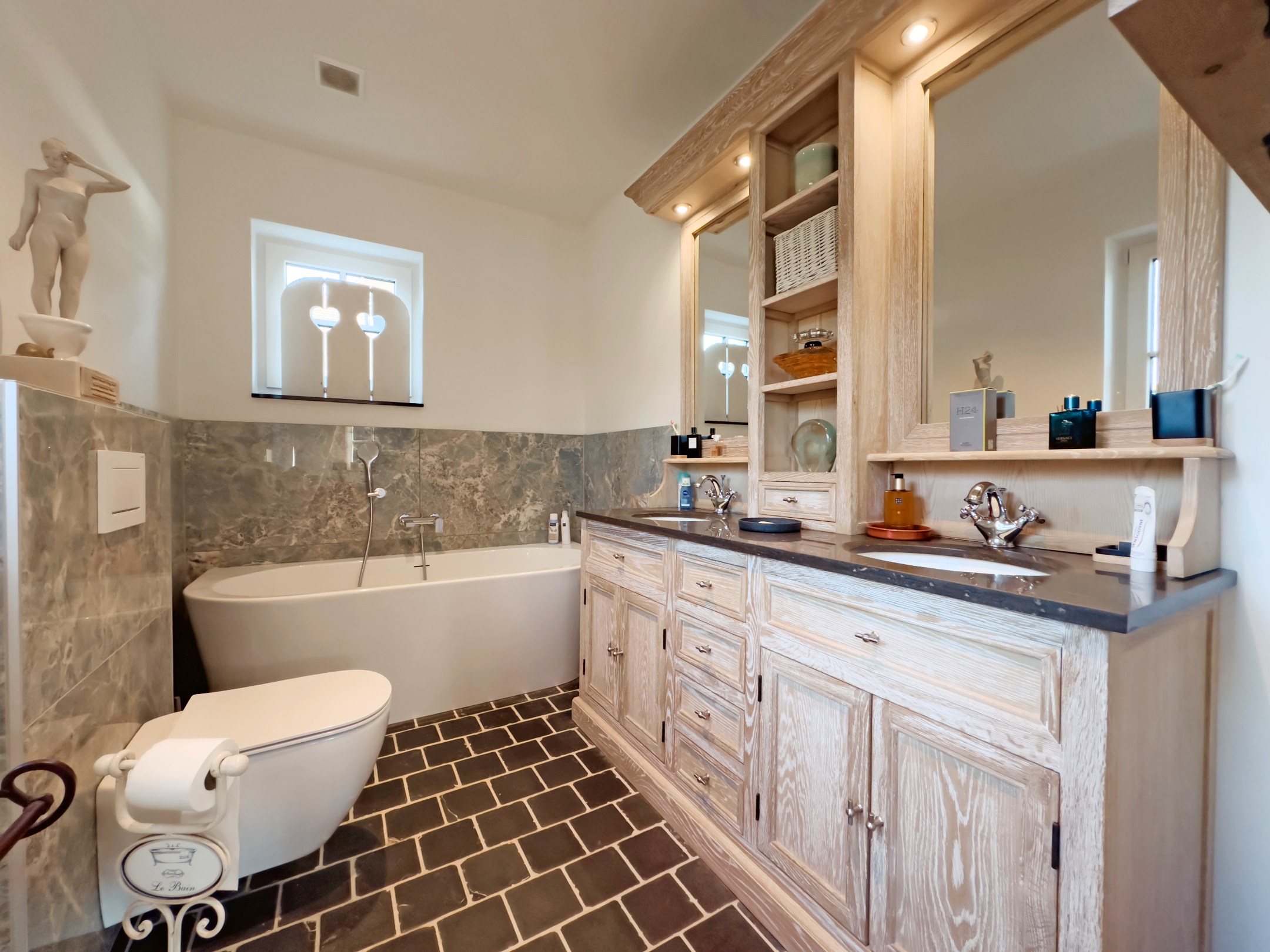 La villa récente de 2023 est située sur un terrain de 900 m², dans un havre de paix et de tranquillité. 