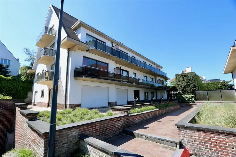 Studio met ruim terras gelegen in het pittoreske Duinbergen