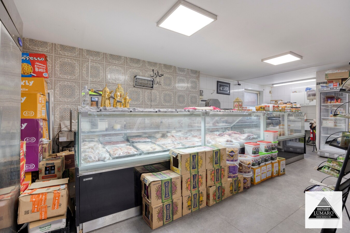 Handelsruimte 87 m² met opslag 64 m² en inpandige garage. 