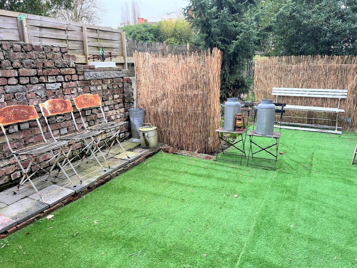 Handelspand met woonst en tuin op zeer commerciële ligging! 