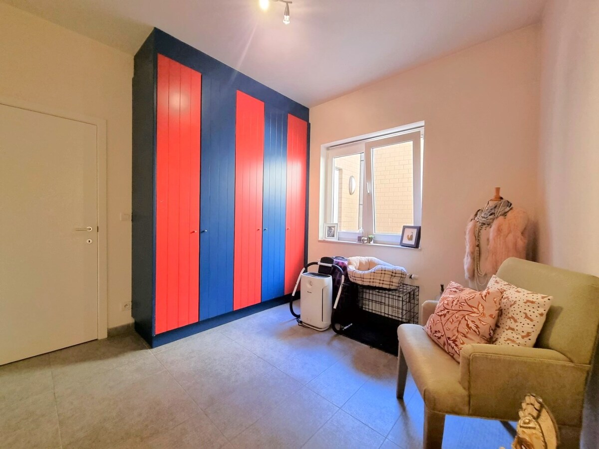 Centraal gelegen gelijkvloers appartement met twee slaapkamers en stadskoer 