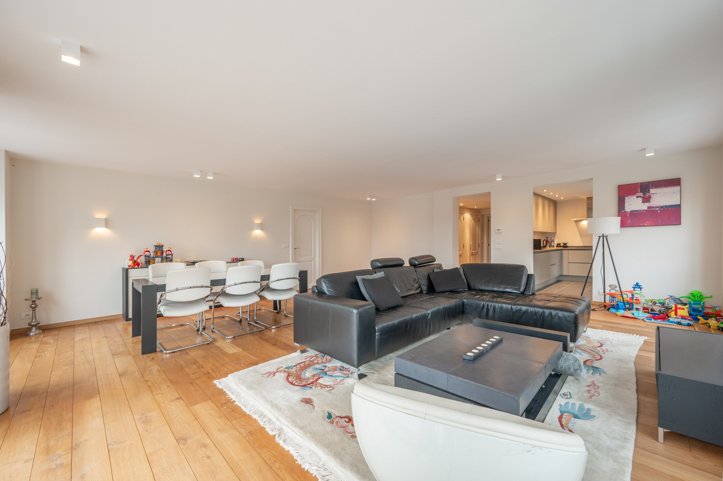 Uitzonderlijk lichtrijk hoekappartement van 150 m² met open zicht op het Burgemeester Frans Desmidtplein – inclusief 2 autostandplaatsen 
