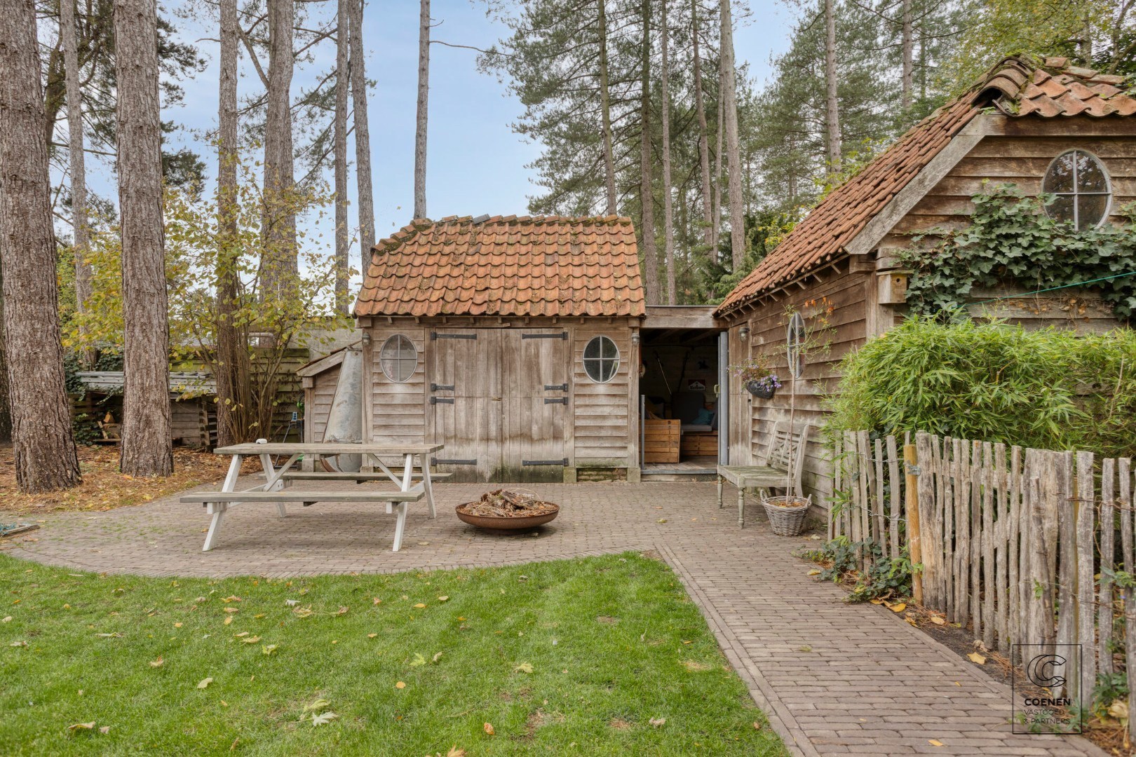 Prachtige woning met een bew. opp. van 302 m², 6 slpk, 3 bk en prachtige tuin met zwembad 