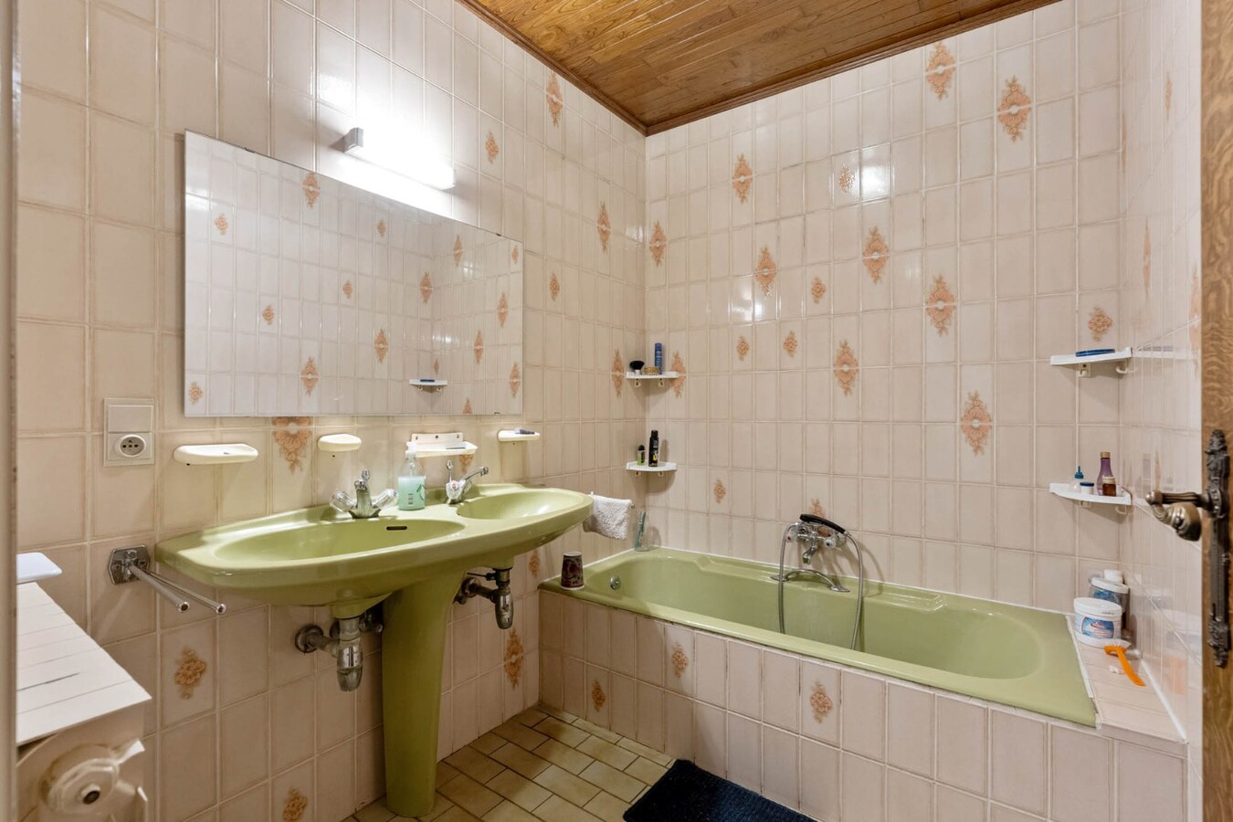 Gelijkvloerse, verzorgde woning gelegen op een perceel van 6a37ca, vlakbij het centrum, scholen, wandel- en fietsroutes 