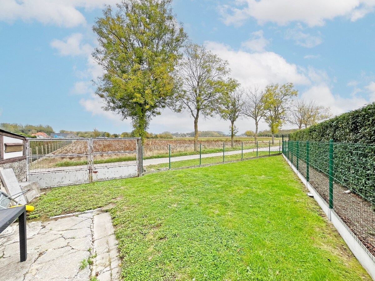 Ruime, solide jaren '50 woning met 2 garages te Nederzwalm 