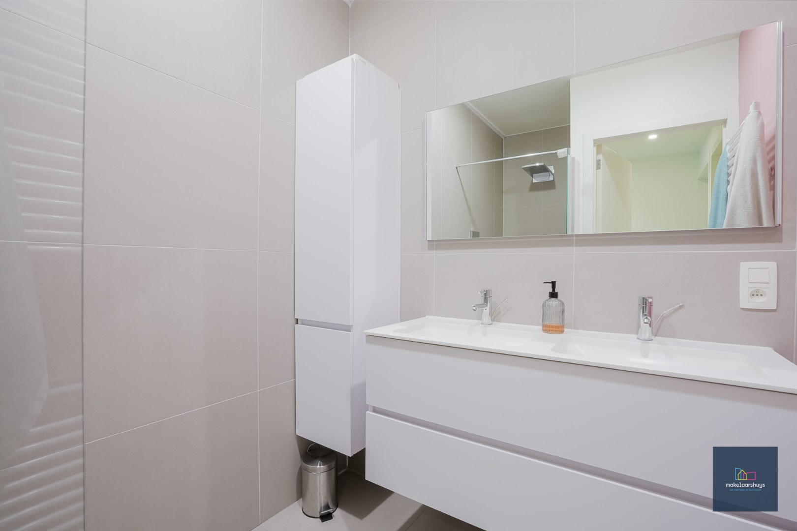 2-slpk.app met ruim terras, kelder, garage en laadpaal 