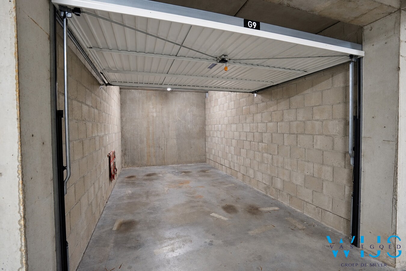 Recent verzorgd gelijkvloers appartement met garage en staanplaats ! 