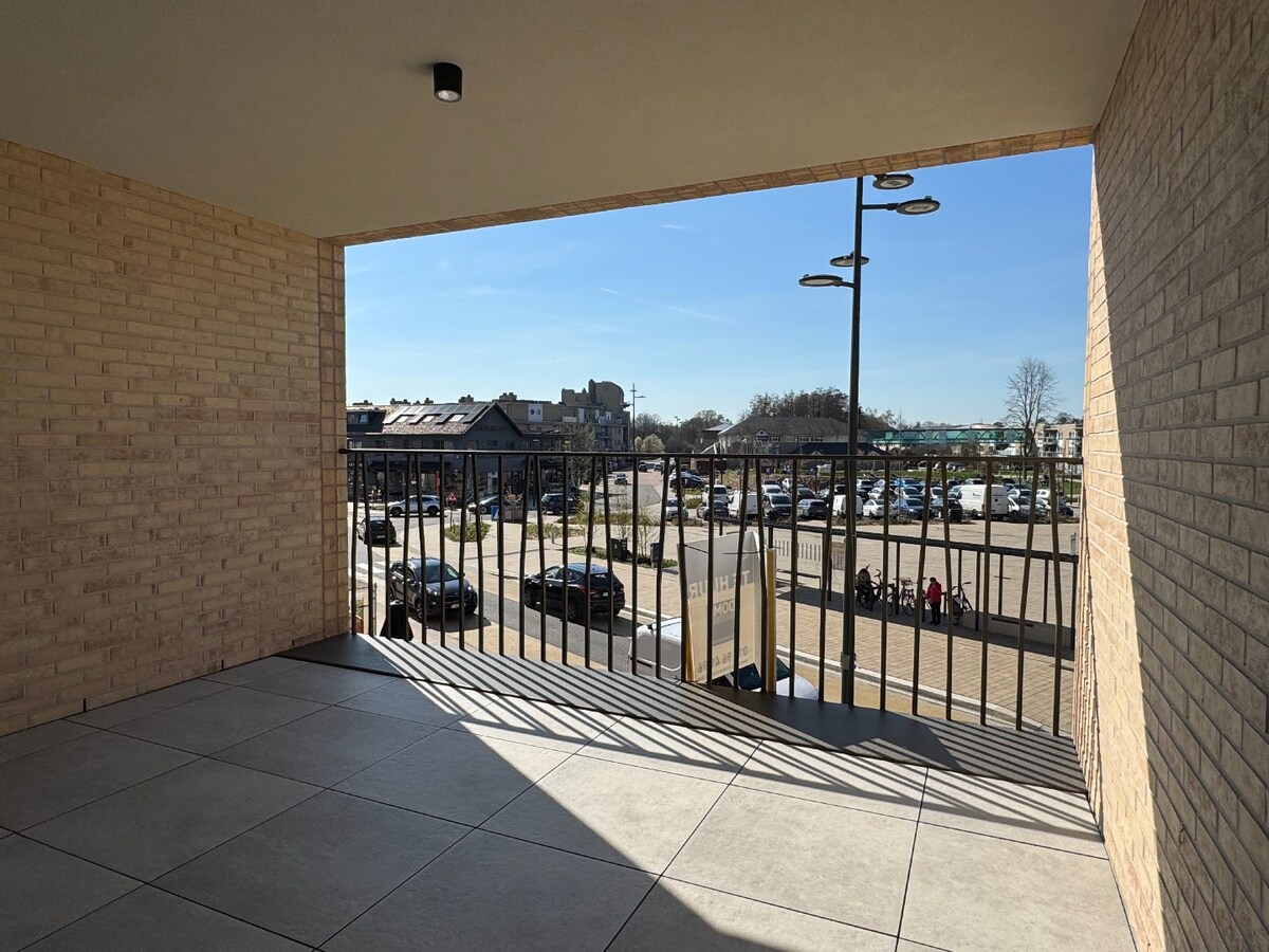 VOLLEDIG AFGEWERKT NIEUWBOUWAPPARTEMENT MET 2 SLAAPKAMERS, TERRAS, ONDERGRONDSE AUTOSTANDPLAATS EN KELDERBERGING IN RESIDENTIE "DE KWINT" TE ZONHOVEN 