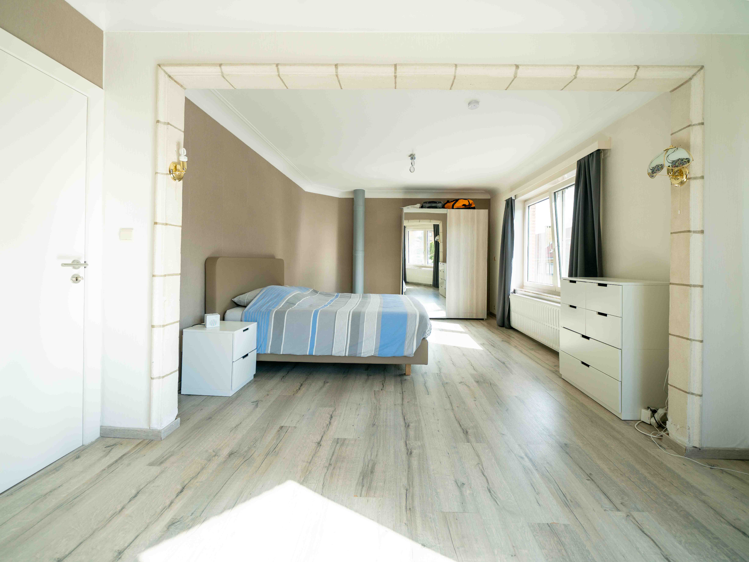 Zeer ruime gezinswoning met 4 slaapkamers en bureel 