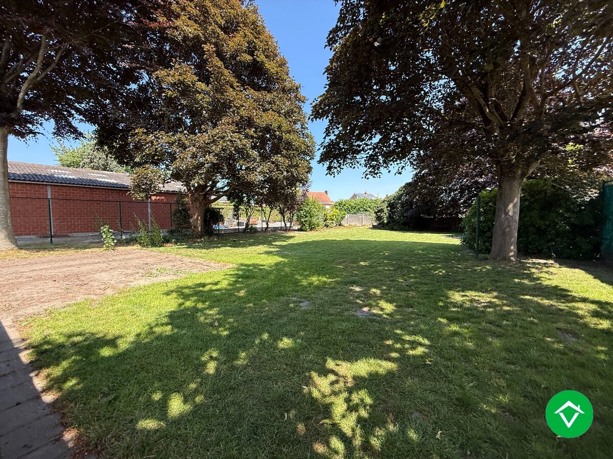 Woning met 4 slaapkamers, garage en tuin te Roeselare 