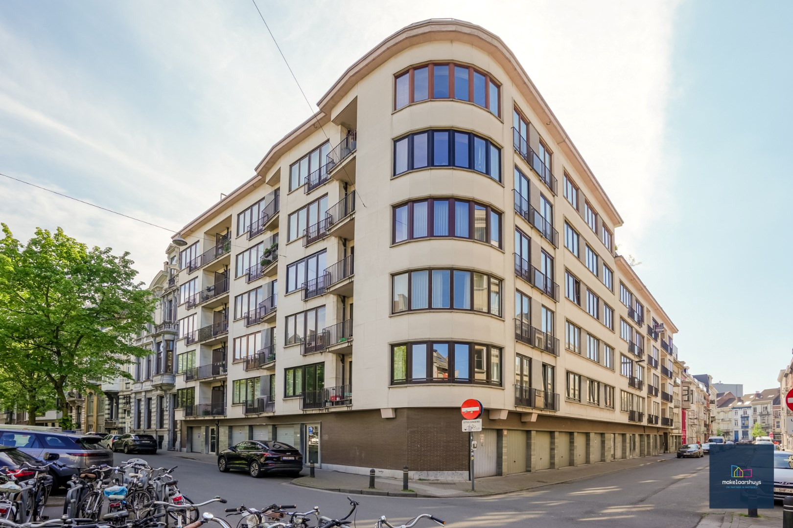 Nabij Gent Sint-Pieters ; Ruim appartement met 2 slp. fietsenberging en kelder 