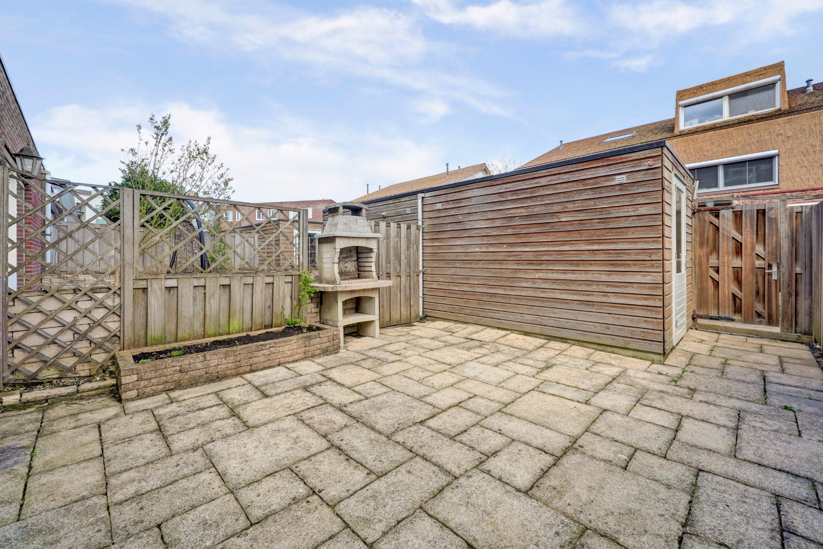 Energiezuinige (A-label) en instapklare 6-kamer tussenwoning met lichte woonkamer, moderne keuken, vijf slaapkamers, zonnige onderhoudsvriendelijke tuin met achterom en gelegen op eigen grond. 