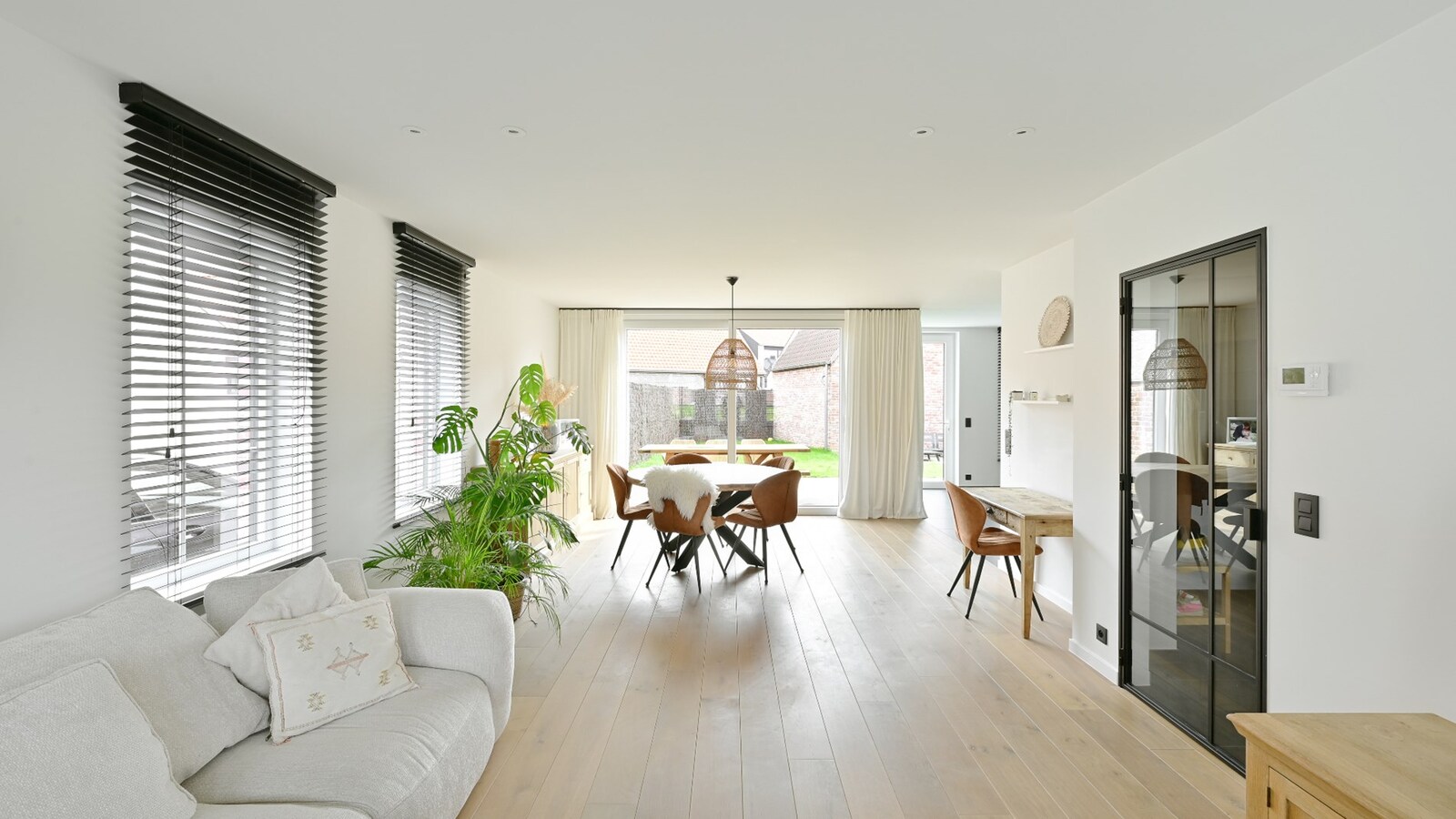 Recent gebouwde en ruime gezinswoning in een kindvriendelijke wijk 