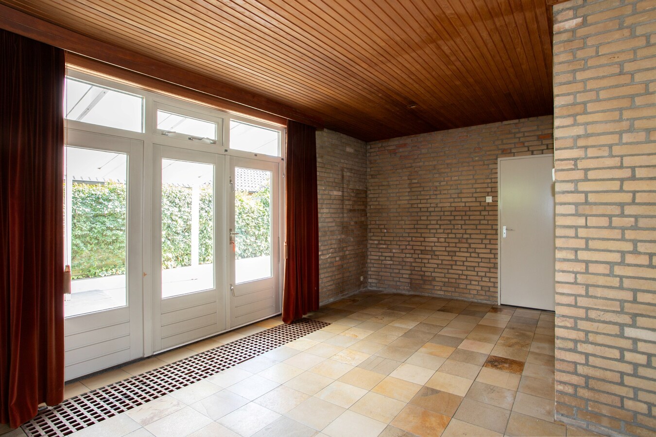 Vrijstaande levensloopbestendige semibungalow met schitterend uitzicht en royale tuin in Hoogeloon. 