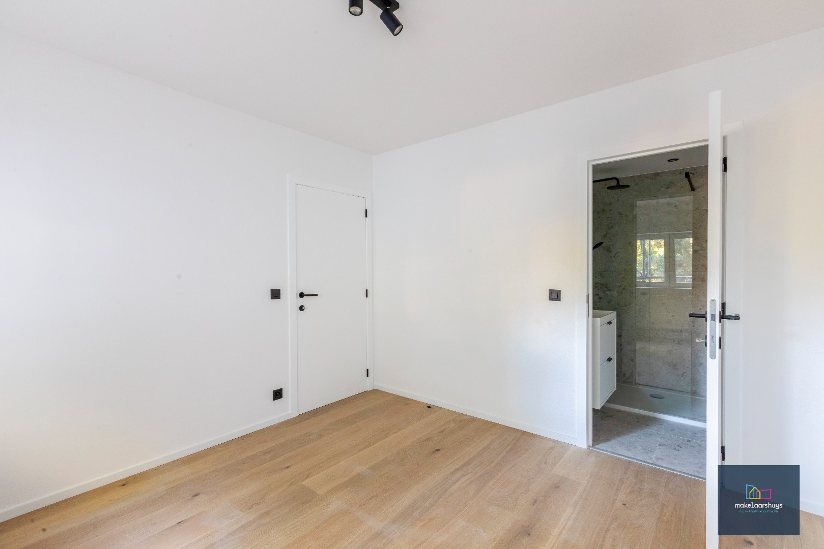 Prachtig  duplex appartement met 4 slpk, 3 badk, grote tuin en parkeergelegenheid 