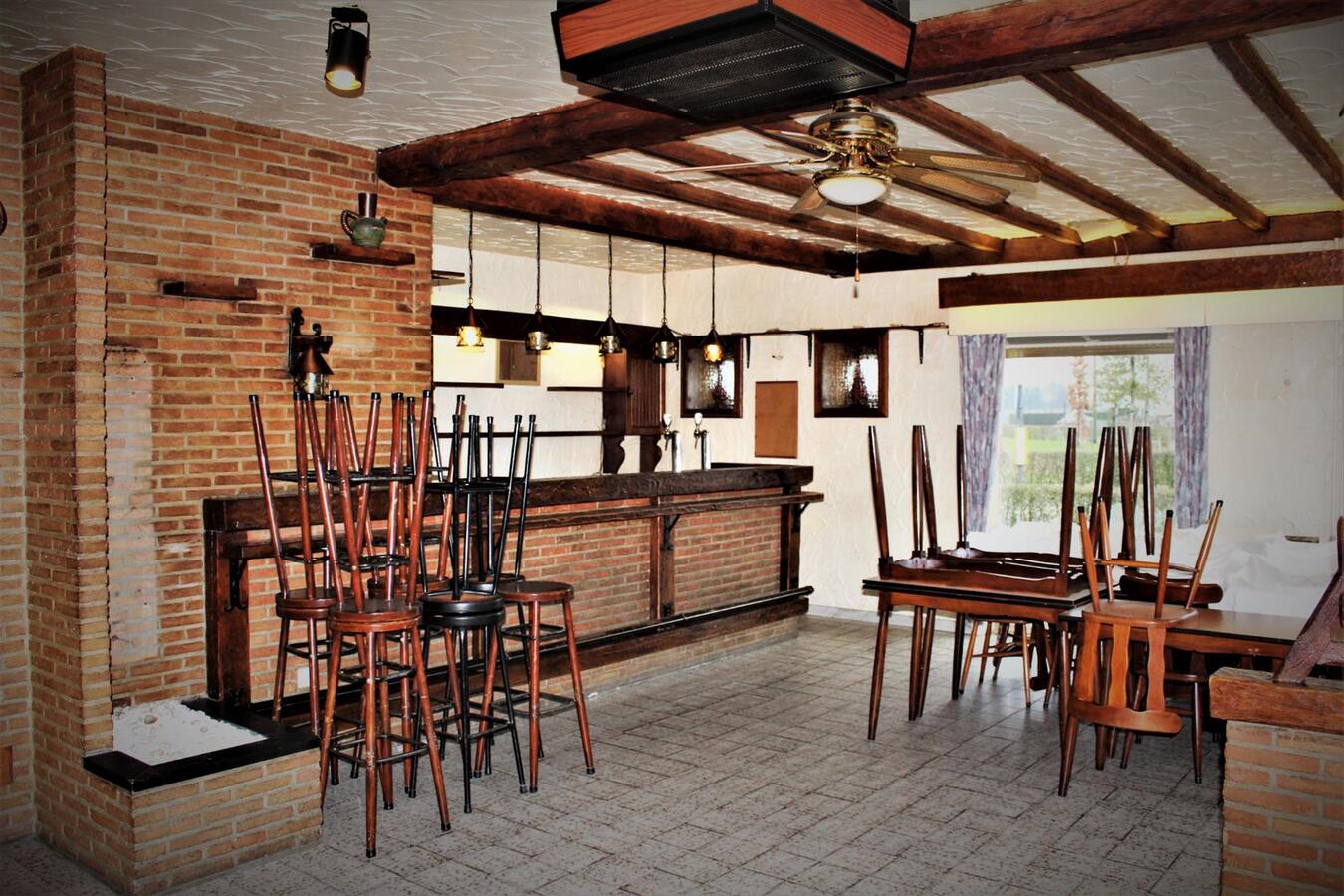 Woning (5 slaapkamers) met vergunde horecazaak (café), studio, recreatieterrein en weides op ca. 1.5ha te Kortenaken (Vlaams-Brabant) 